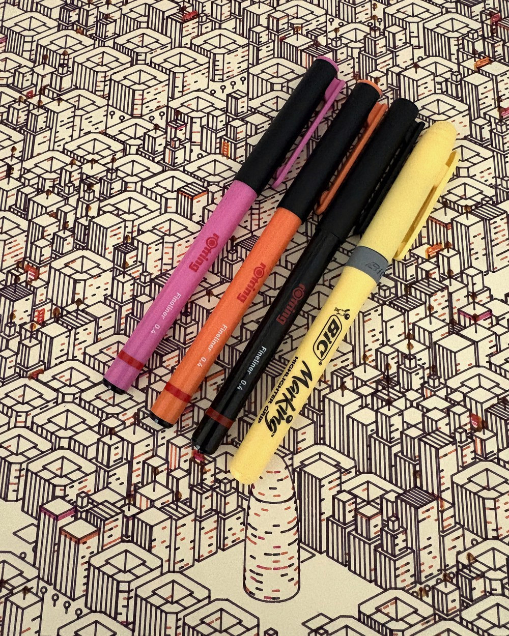 Barcelona, foto 3 de 4: Rotring Fineliner 0.4 (negro, naranja y rosa) y subrayador Bic amarillo pastel sobre Canson Mi-Teintes 160 g, color crema