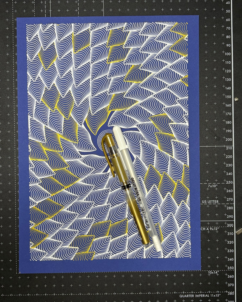 Cercles, foto 2 de 3: Sakura Gelly Roll blanco y gel dorado sobre Papel azul
