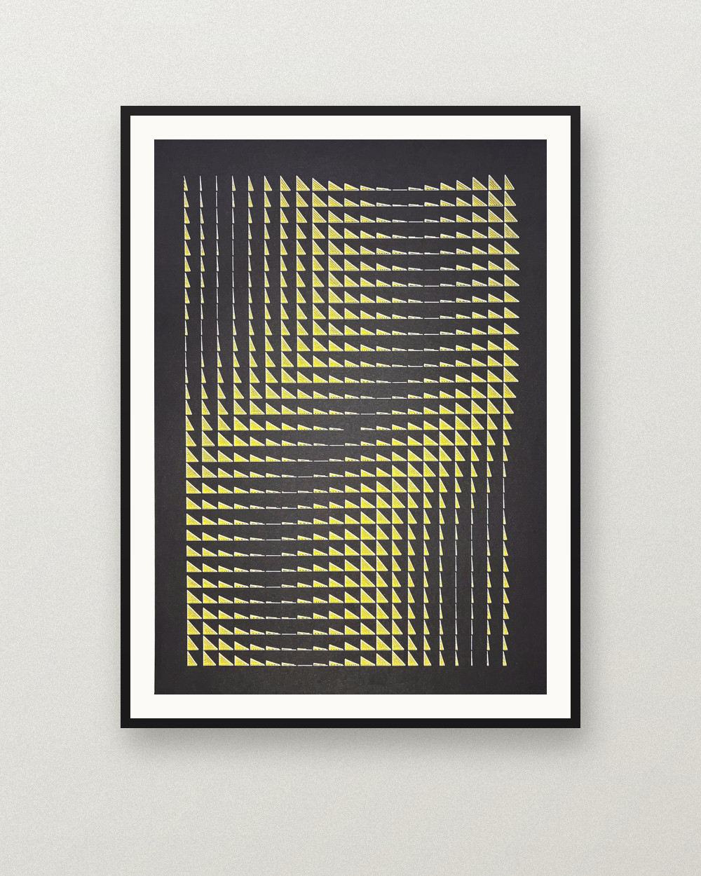 Gold wave: obra dibujada con pen plotter, Sakura Gelly Roll blanco 0,8 y Uni-ball Signo dorado sobre Canson Mi-Teintes negro