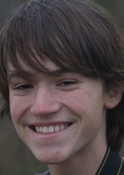 La foto de partida: un adolescente sonriendo