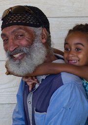 La foto de partida: un padre con su hija a caballito