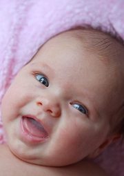 La foto de partida: un bebé en su mantita
